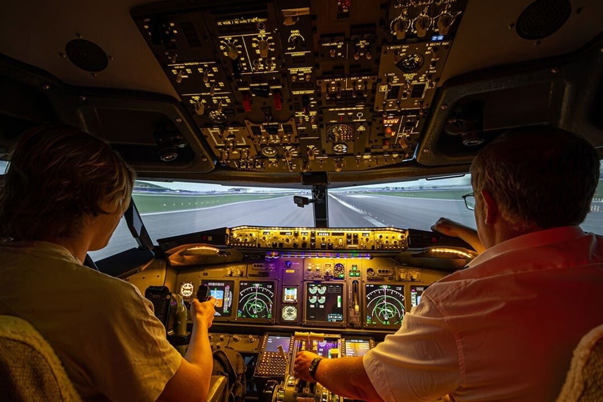 30 Minute 737 Flight Simulator Experience at Brighton Airport Driving Experience 1