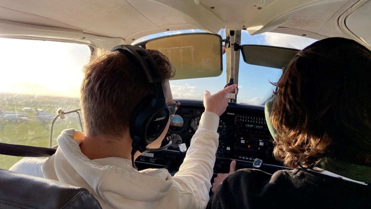 4 Seater 30 Minute Flying Lesson Driving Experience 1