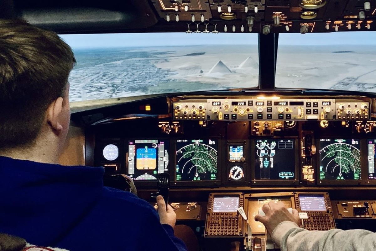 60 Minute Commercial Flight Simulator Session - Gloucestershire Experience from Trackdays.co.uk