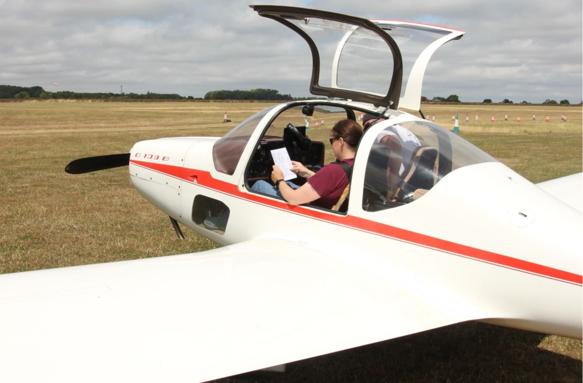 60 Minute Motor Glider Lesson - Swindon Driving Experience 1