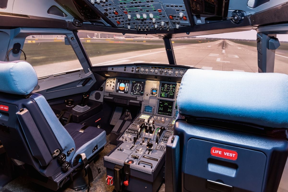 90 Minute Airbus A320 Flight Simulator Session in Exeter Experience from Trackdays.co.uk