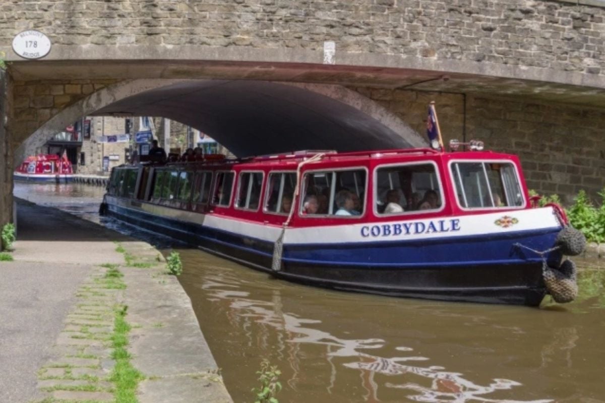 Leeds and Liverpool Canal Skipton Cocktail Cruise for Two Experience from Trackdays.co.uk