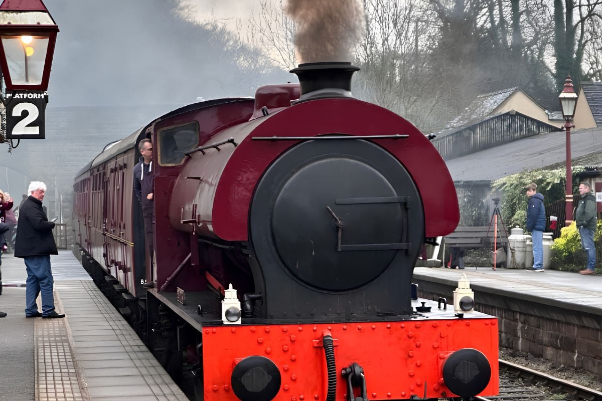 Ecclesbourne Valley Railway Steam Train Afternoon Tea for Four Experience from Trackdays.co.uk