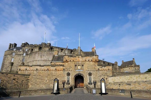 Edinburgh Castle and Meal for Two Driving Experience 1