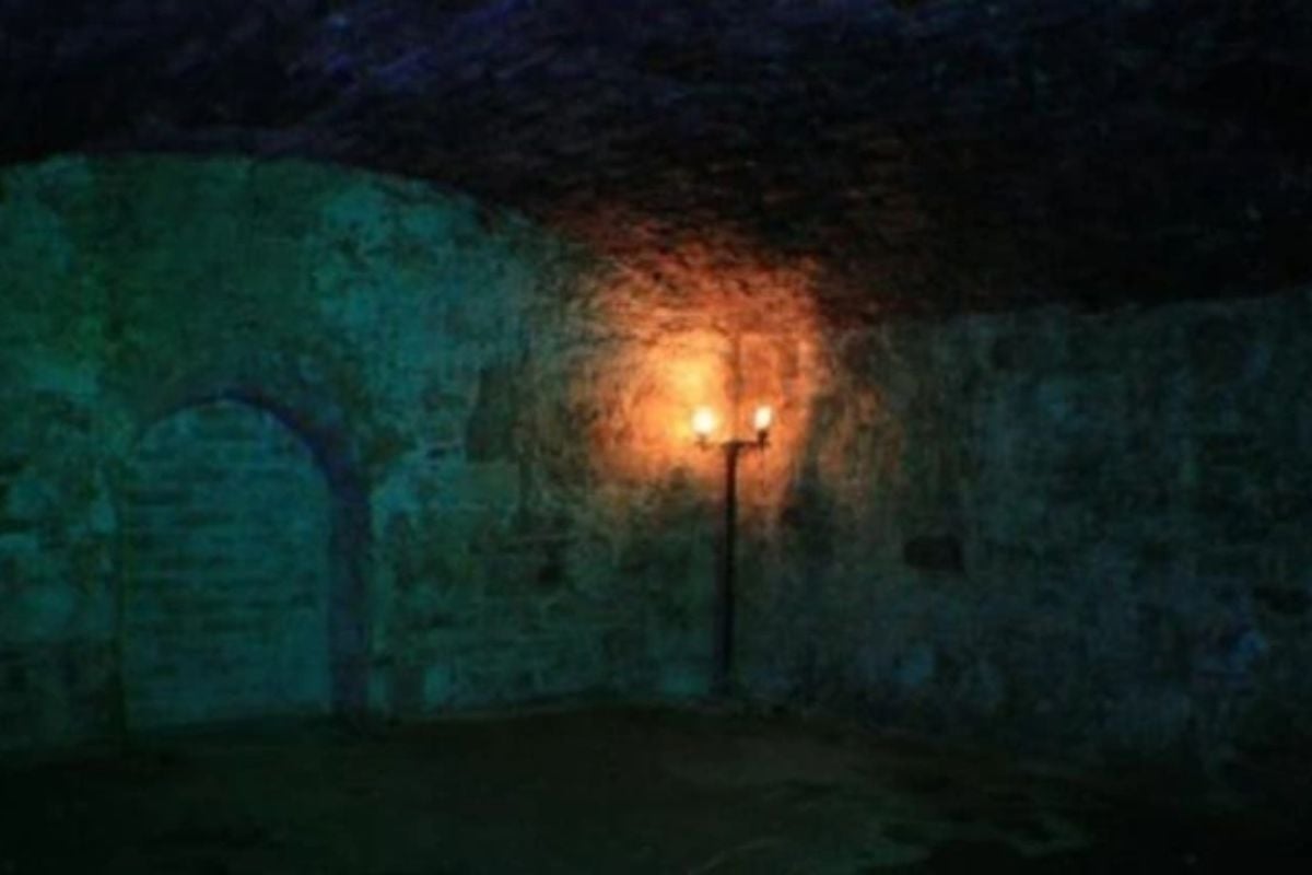 Edinburgh Haunted Vaults Tour Driving Experience 1