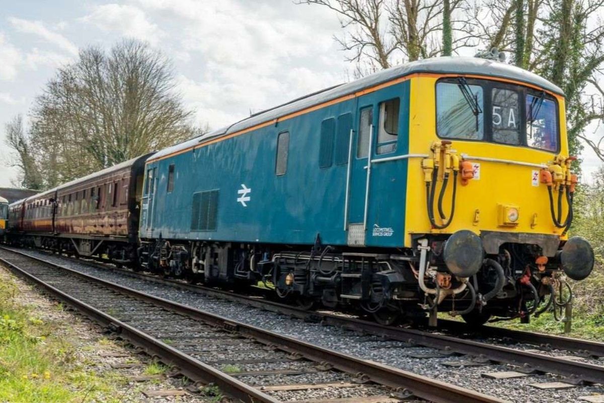 Gold Mainline Diesel Locomotive Train Driving Day Experience from Trackdays.co.uk