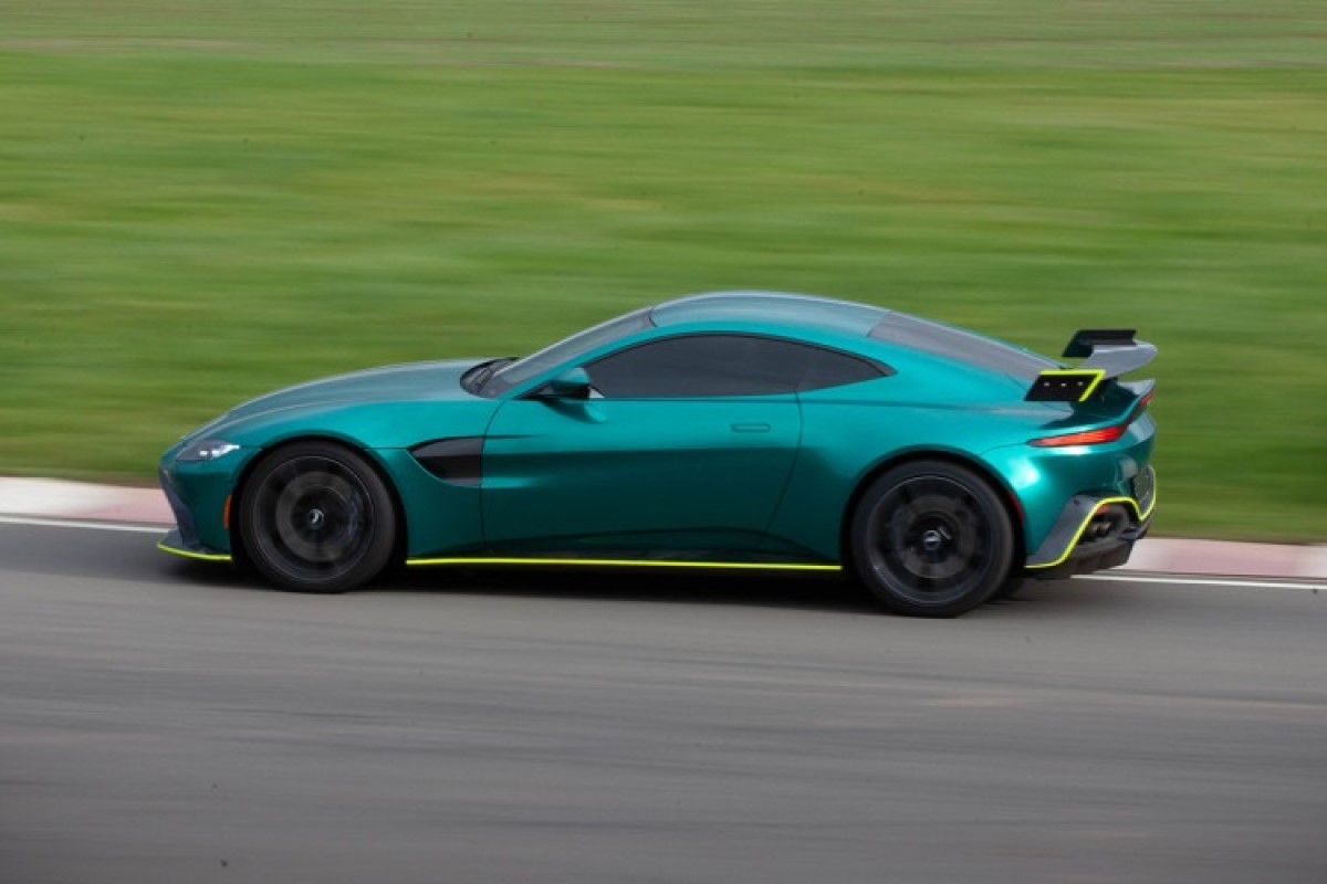 Junior F1 Aston Martin Vantage Drive Driving Experience 1