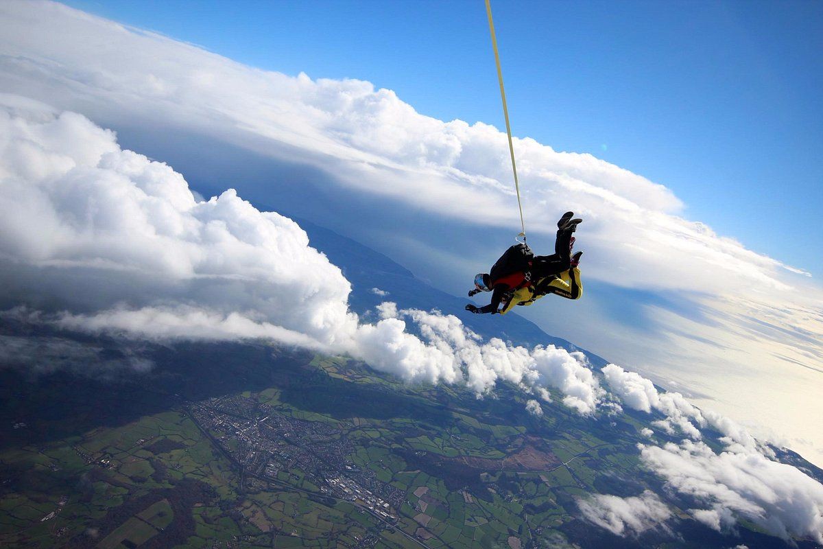 Parachuting in Devon - 7,000ft Driving Experience 1