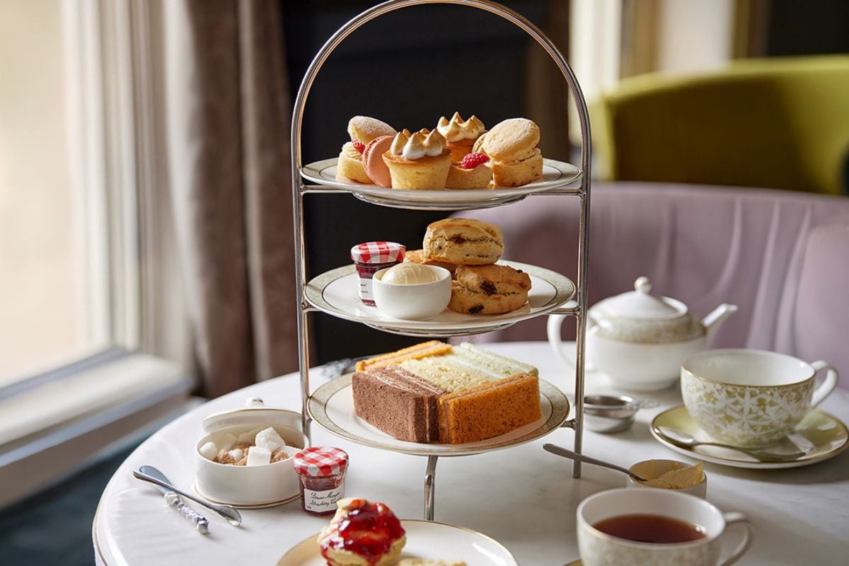 The State Rooms, Buckingham Palace and Afternoon Tea for Two Experience from Trackdays.co.uk