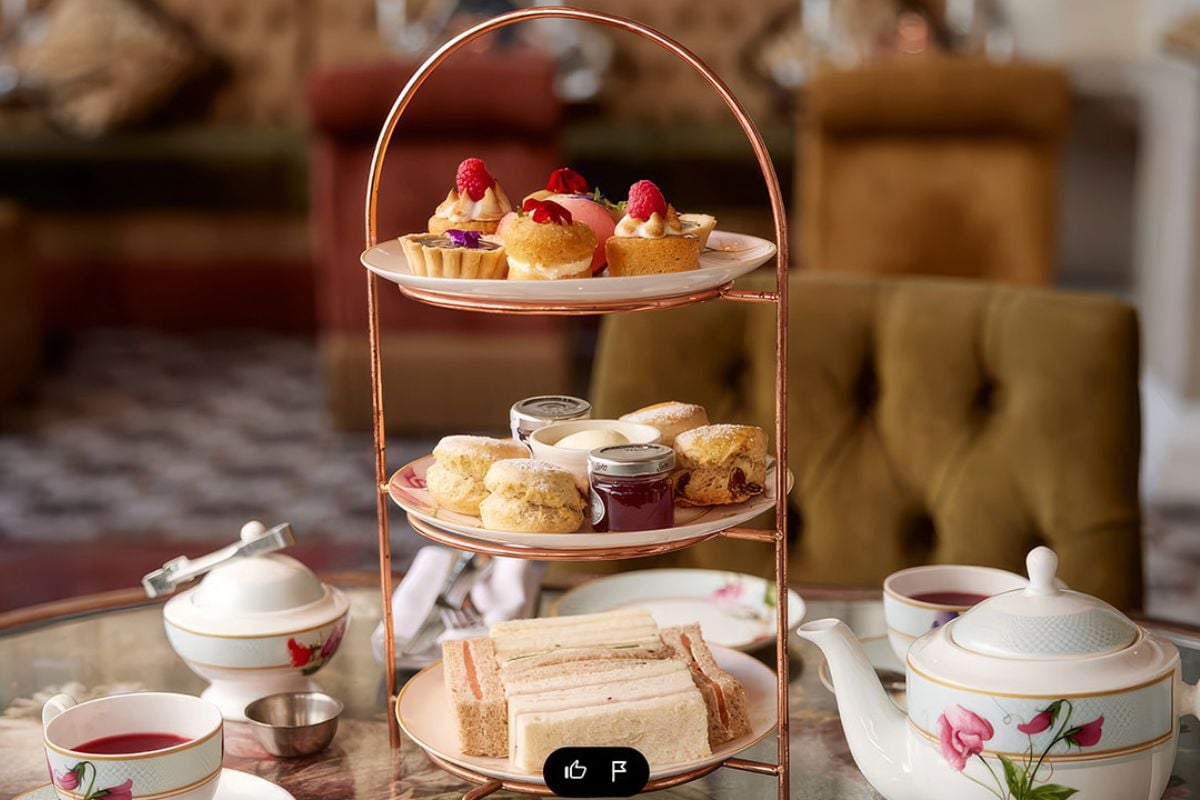 The State Rooms, Buckingham Palace and Sparkling Afternoon Tea for Two Experience from Trackdays.co.uk