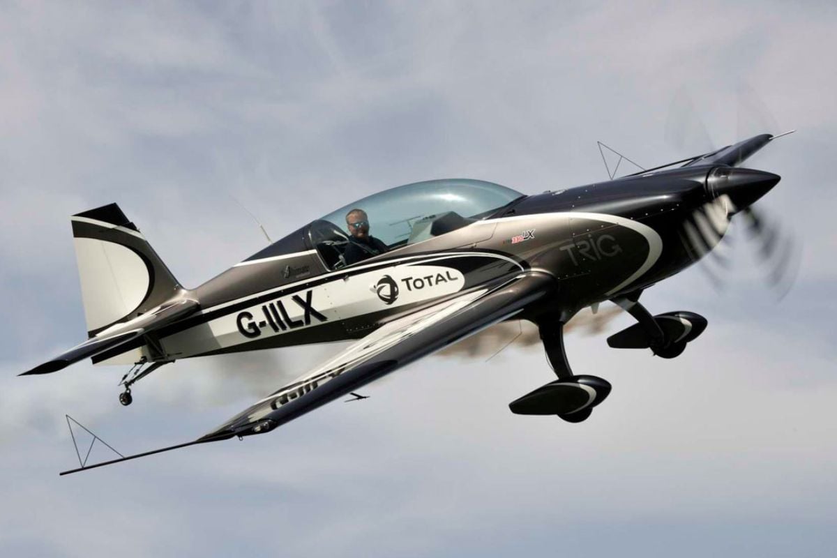 Ultimate Extra 330 40 Minute Aerobatics Experience Experience from Trackdays.co.uk